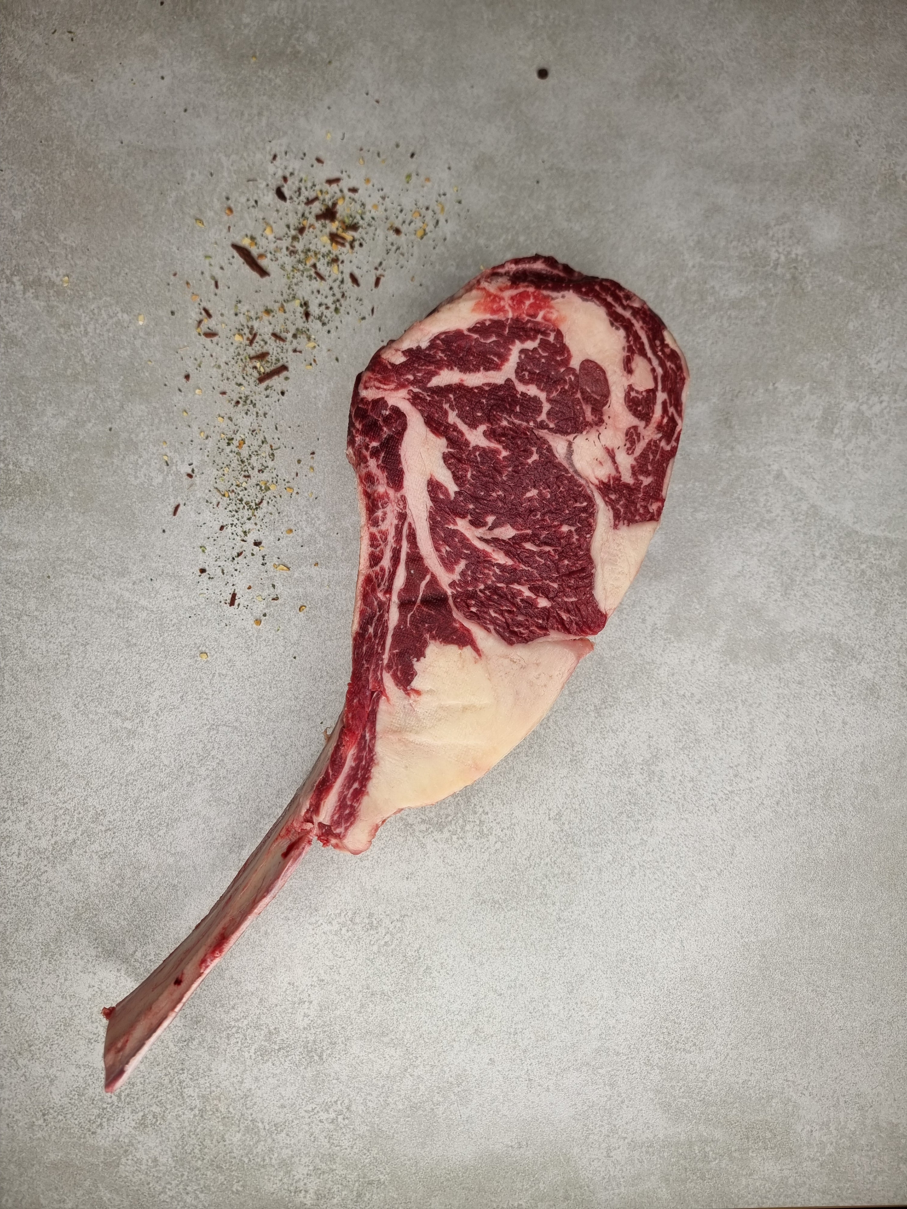 Bio Färsen Tomahawk Steak mit Knochen - Premium Rindfleisch